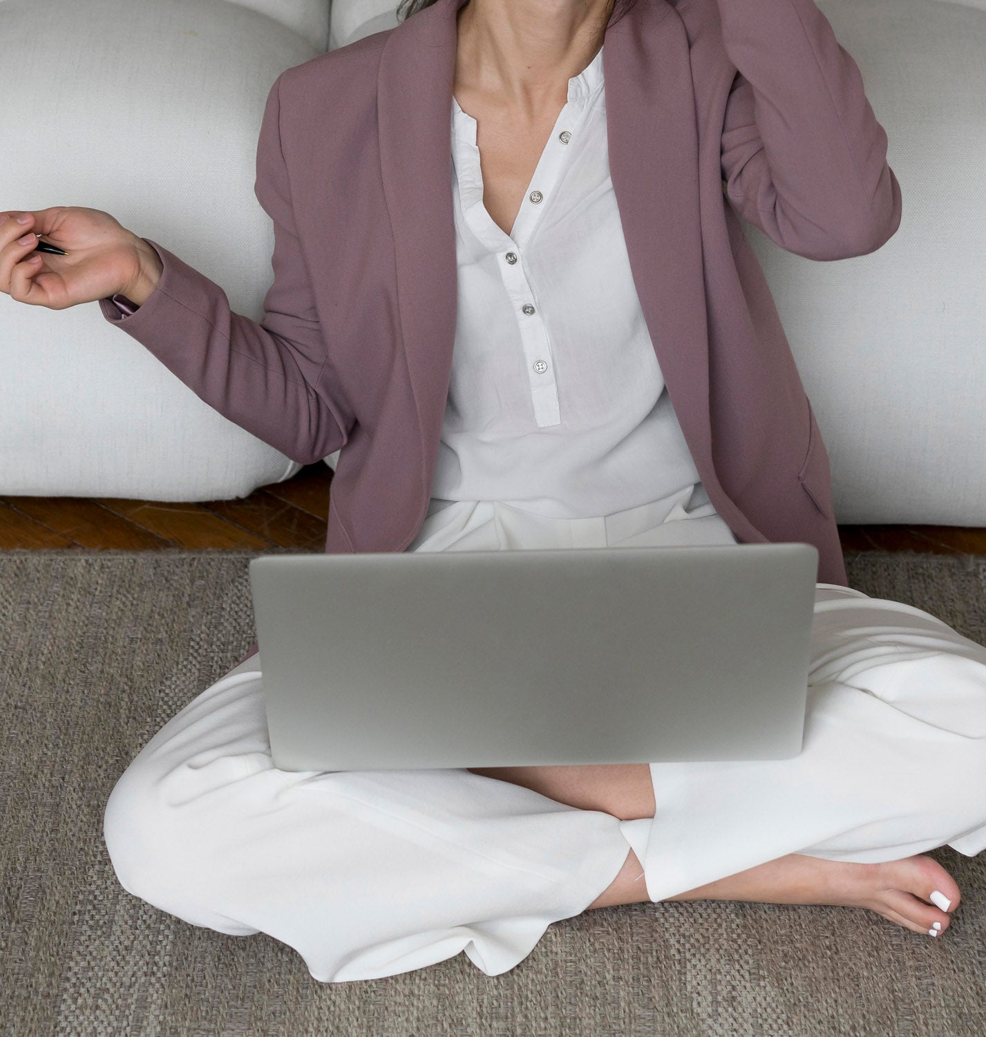 Mulher relaxada com laptop – sessão de consultoria online LLibertà