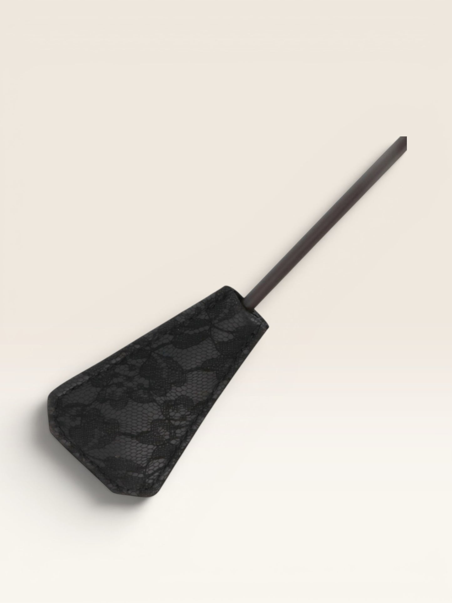 DARKNESS - CHICOTE DE PENA DE AMOR PRETO 56 CM