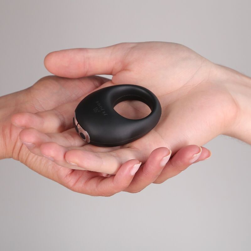 JE JOUE - VIBRADOR PRETO RECARREGÁVEL COM CONTROLE REMOTO