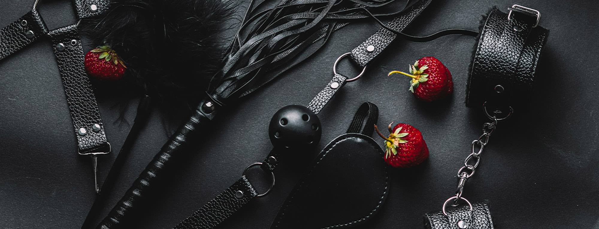 Kit BDSM em couro preto. Exploração sensorial a dois