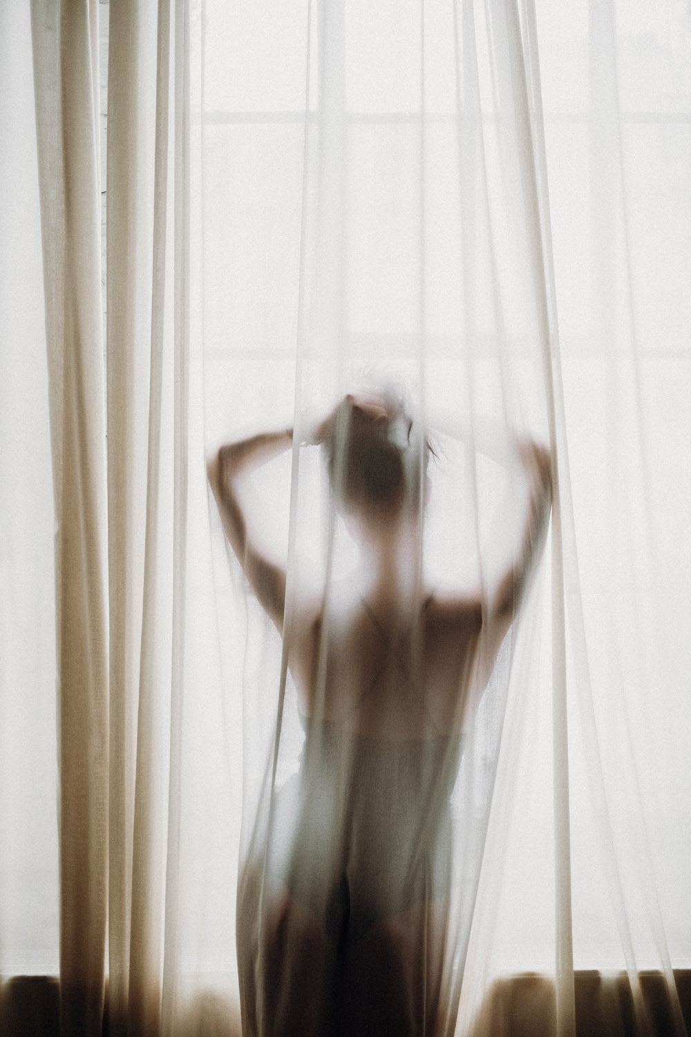 Mulher em luz natural – liberdade feminina e positividade corporal
