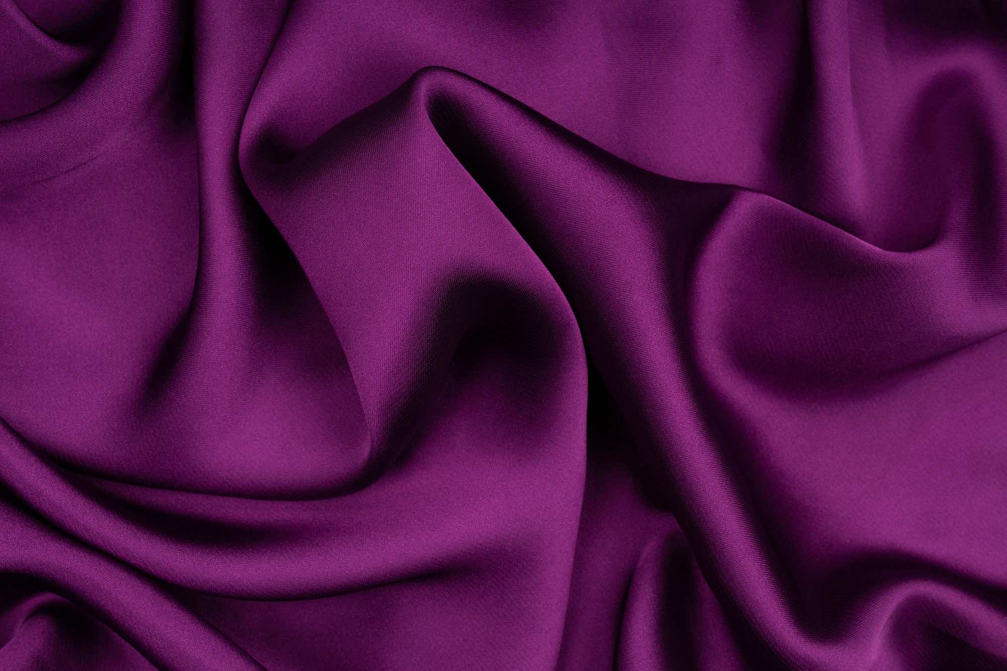 Tecido cetim roxo. Sensualidade e textura