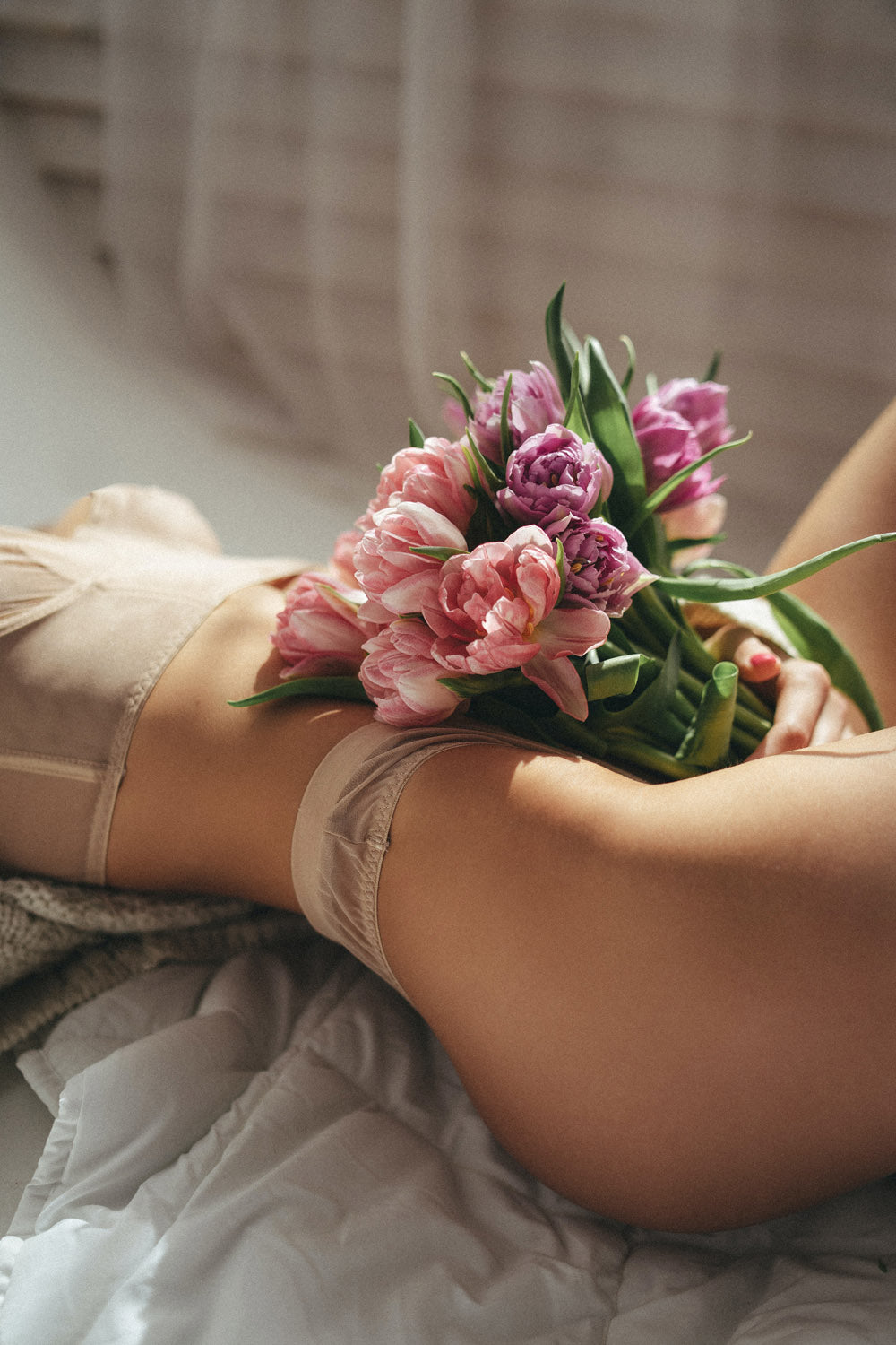 Mulher em momento íntimo – sensualidade e autodescoberta